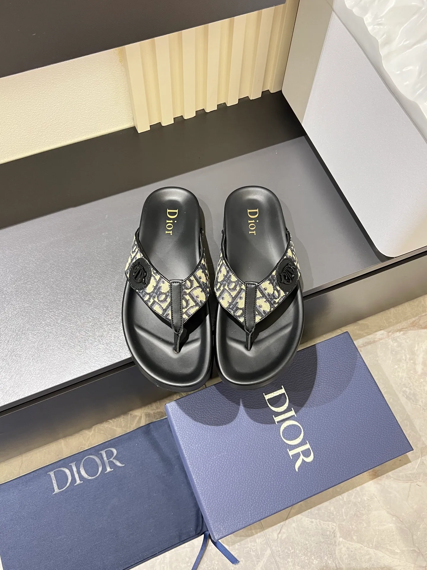 Men's men's shoes 💰p300 Size 38-45 Dior Dior's latest H-Town series Oblique thick sole slippers sandals Original purchase development and production This Dior H-Town sandals pay tribute to the classic logo of sports style and highlight Dior's high-end spirit. Crafted from black rubber with a beige and black Oblique printed upper, it's accentuated with tonal calfskin details. The rubber sole incorporates a variety of elements and is embellished with the Dior logo for a refined, futuristic look. Can be worn with shorts or jeans. Comes with exquisite packaging at the counter 🛍📦 ▪️ Fabric: Original customized imported Oblique embroidery ▪️ Lining: Imported soft sheepskin ▪️ Sole: Original molded ultra-light foam material ▪️ Bottom thickness: 4CM